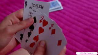 קטנים ציצים בלונדינית יש חתיכה בחדר השינה שלה.הם לנשק ולמצוץ את הציצים לפני שהיא מלקקת לה את הכוס המגולח.היא facerides קטן מותק ב 69er