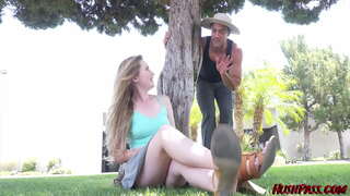 Sable జోన్స్ ఆహ్వానించారు తోటమాలి పైగా ట్రిమ్ ఆమె బుష్