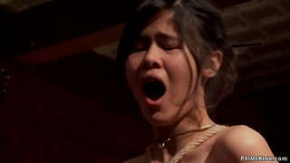 Hermoso todo natural esclavos Mandy Muse y Kendall están obligados corporales y castigado, a continuación, anal, follada por la polla de John Strong en el brunch del partido en el Piso Superior