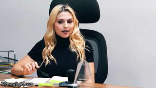 بالإصبع كسر في المكتب