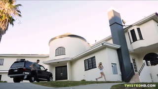 Sess-għarus filwaqt li omm mixjiet fil? Sbieħ!