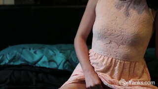 Tempting amateur babe ukusuka Yanks Marina fucking yakhe vibrator ukuba ufikelelo kwincam yoluvo yesondo