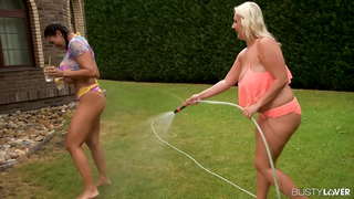 ���ုံနှိပ်ထုတ်ဝေသွင်းနှင့် Titty နို့စို့အဘို့အနှစ်ခု Busty လိင္တူႏွစ္သက္သူေ