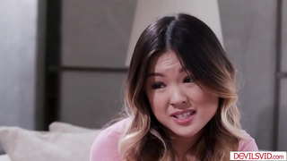 Titw bach asiaidd a hi melyn bff yn mynd ar gyfer threesome gyda cymydog