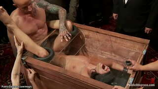 Young brunette slave Adriana Chechik ngu blindfolded kwaye ifakwe ebhokisini ke omkhulu cock fucked yi-Astral Uthuli phantsi ulawulo dom Princess Donna Dolore kwi-wonke