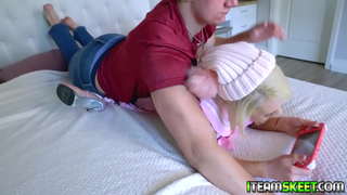 Σέξι gamer babe Ava Sinclair αφήνει το παιχνίδι της και να αρχίσει γαμημένο φίλους κόκορας της και τον κάνει cum στα μεγάλα βυζιά της