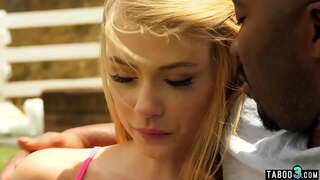 Skinny Stieftochter interracial gefickt vum BBC Blier am Gaart