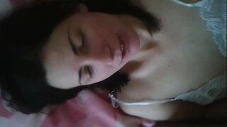 Rusa amatora knabino Oksana fucked en ŝia hairy pussy, parto 1