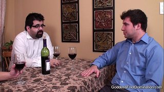 Footjob - Asawa closes sa ilalum sa lamesa nga negosyo deal