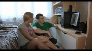 Pretty brunette neska ibilaldiak sortu gantz oilarra