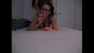 Курящая во время секса в позе собаки