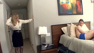 Veliki sisu plavuša milf u čarape i haltere