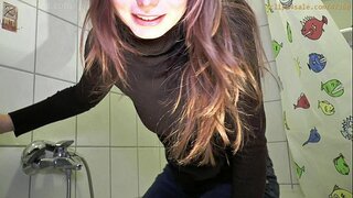 הג &#039; ינס נראה ביקיני התחתונים הרטבה