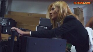 Zinokuphathwa Milf fucked ngendlela yokugcina igumbi ukuze earn ngaphezulu imali