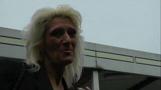 A granny ibonisa ngaphandle