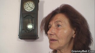 Yaşlı büyükanne ve çocuğu dikmek