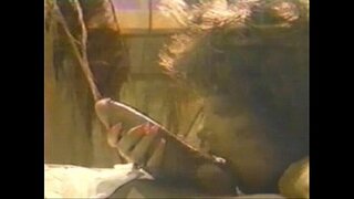 Ashley Dunn a dhéanann guy pop mór i an Bhean i Gorm