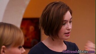 Busty teenager slikker lesbiske