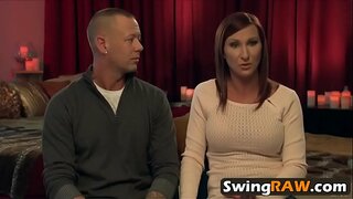 Slutty chik jwe ak jwèt yo ak branch bwa nan reyalite