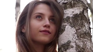 Jove dolça senyora Nicolina treu la roba al bosc