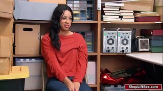 LP aisghabhann na míreanna a goideadh agus ansin fucks an shoplifter