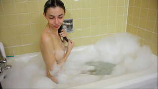 Küvetimde izlendiğimi hissediyorum