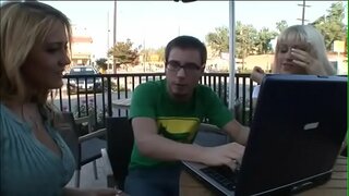 اثنين من سيئة التقاط الفنانين عشية لورانس ترينا مايكلز في مشاهد