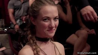 ���ავგვრემანი slut და ქერა მონა ზე orgy ზე bdsm პარტიის კონდახით plugged და ანალური fucked