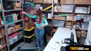 Elide legged teenie onayo ibambe kwi-inqwelo mall kwaye efumana a ekunene fuck