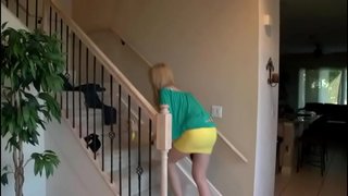 SINA ЗАСТУКАЕТ MAMA, A ONDA JE ČVRSTO JOJ FUCKS