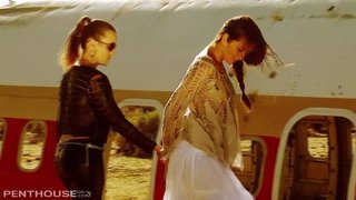 Sexy ຍິງມັກແມ່ນຜູກພັນແລະຮຸ່ ໖໙ ແລະ fingerbang ໃນທະເລຊາຍໄດ້.