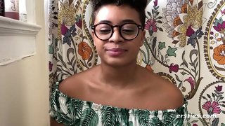 Eboni babe yn cael i ffwrdd ar y soffa