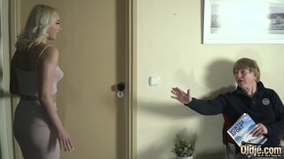 العجوز تخترق حار لاذع و خطط مع لينة لها حلمات