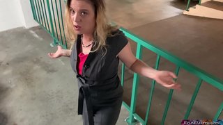 בלאָנדע געץ בייז איר סטעפּסאַן cums inside her pussy