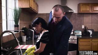 Busty hiszpanka-pokojówka dostaje ostry seks od tyłu