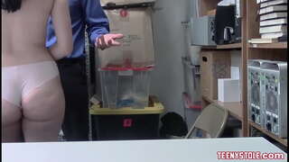 Úžasné prsia a úžasný zadok brunetka teen v prdeli v kancelárii tým, že je poškodený policajt