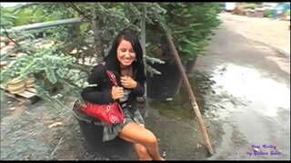 Дар бачагона шлюшка бо хурсандӣ ба шумо имкон медиҳад, ки худ трахнуть