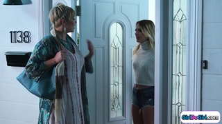 Blonda se conectează cu pasul ei printr-un mediu milf busty.Se sărută și mediul este cu ramă.Sânii mici babe facesits cu pasarica ei ras